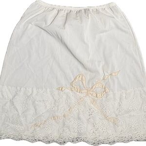 💕Vintage💕 Bali White and Cream Lace Bow Slip